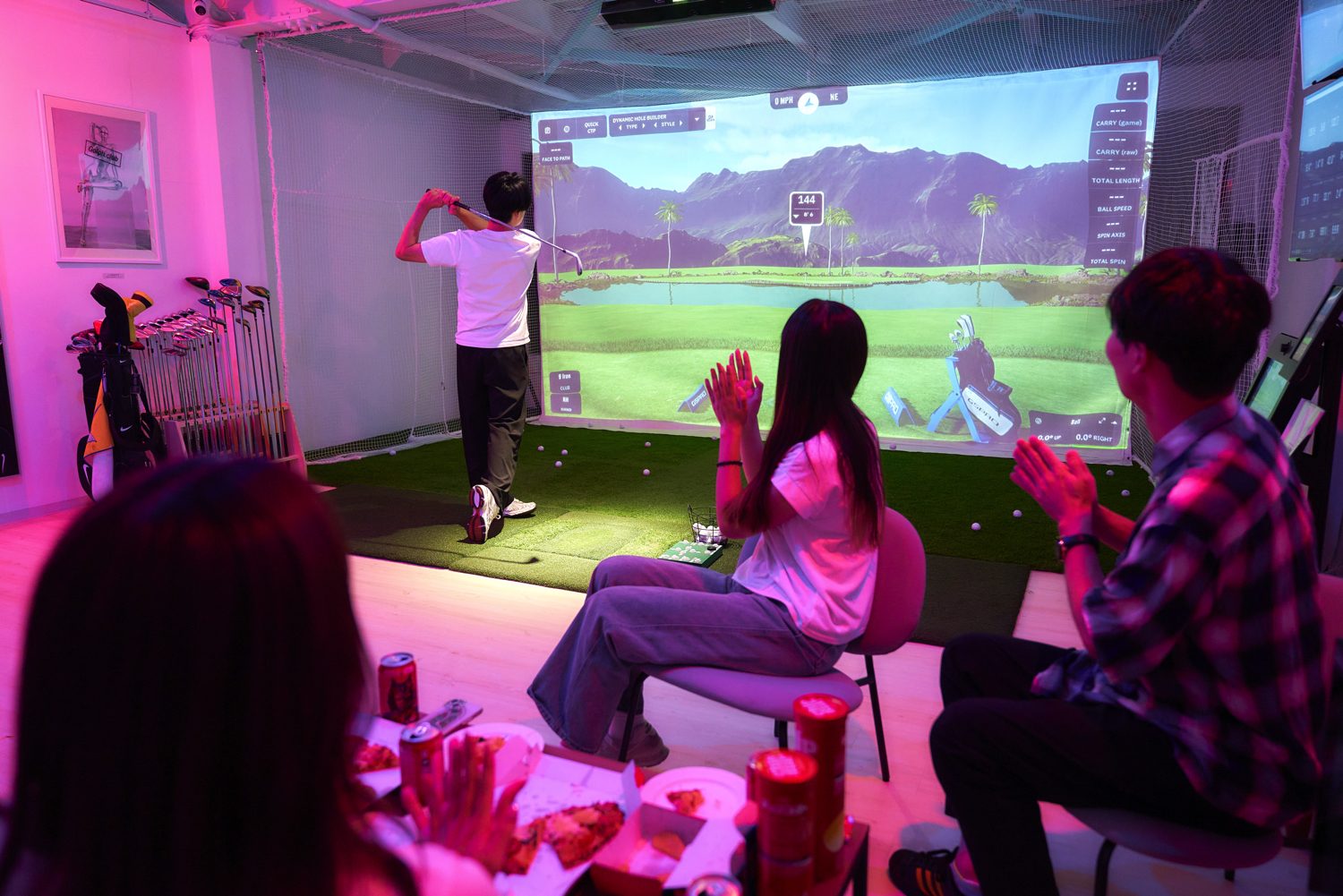 照明を変えたシミュレーションゴルフのプレー風景