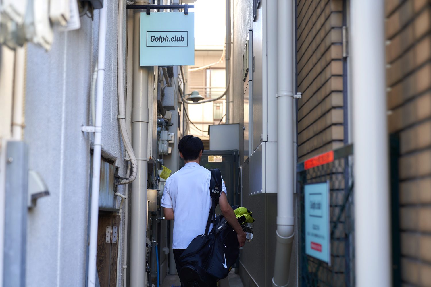 Golph.club Suminoeの看板が見える路地