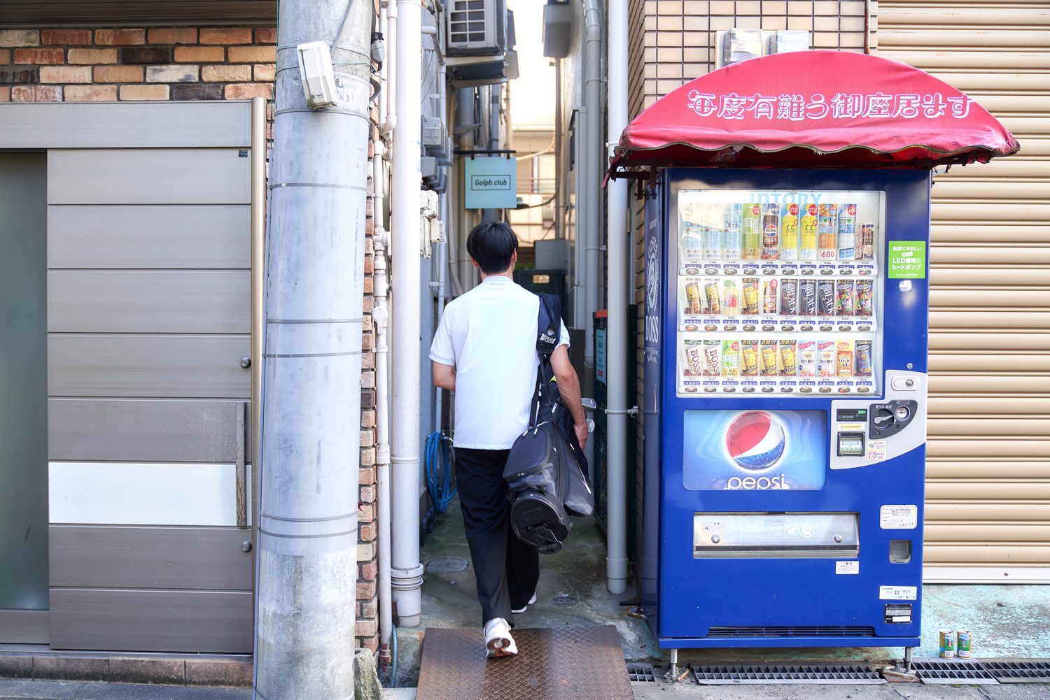 北加賀屋の商店街から自動販売機のある路地へ